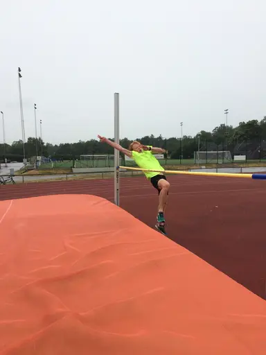 Olof, Karin, Madeleine och Lova trotsade regnet på Veckans gren