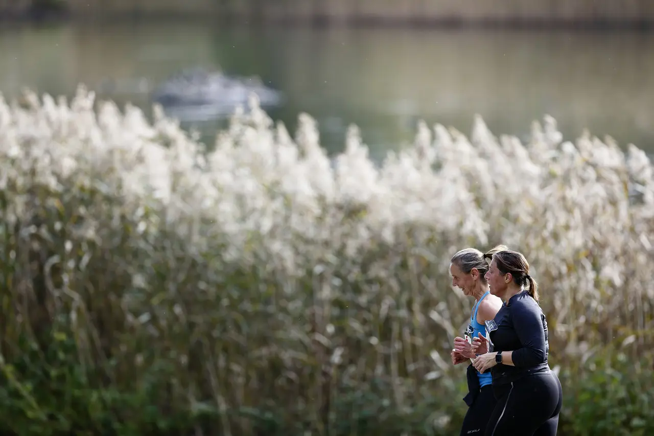 Längs med Kyrkvikens stränder är det lättlöpt. Men det finns även en och annan backe utmed Lidingöloppsspåret. Bild: Lidingöloppet