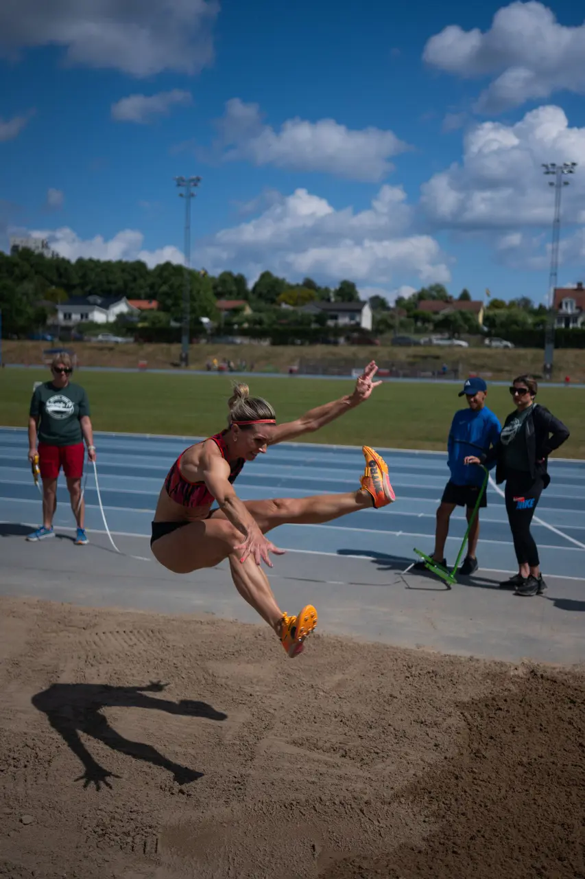 Malin tävlar både i tresteg och längd i SM i helgen. Här i Kringelspelen i Uddevalla. Foto: Victor Björk