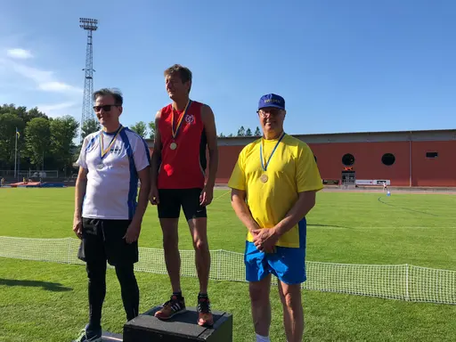 Guldtöser och ett stavcoachbrons. Foto: Janne Åkerblom