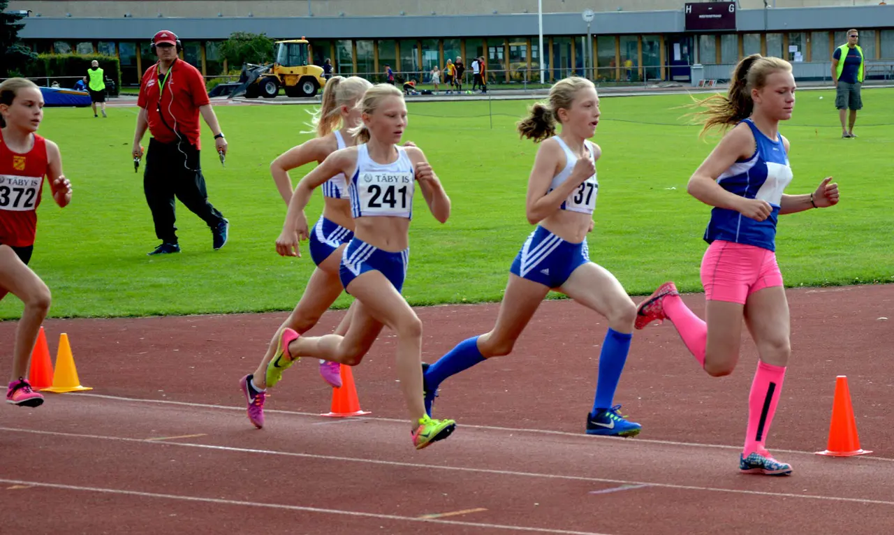 Tre IFK-tjejer jagar segraren på 600m i F12. Foto Janne Åkerblom