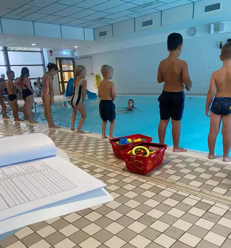 Simskola i nya 25:an och i varmvattenbassängen