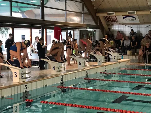 Full fart i bassängen och "gofika" på bordet