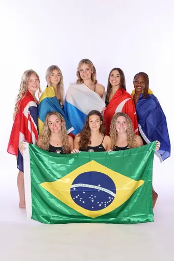 Inte bara USA simmare på Ermas Universitet. ( 8 damer utanför USA`s gränser)
