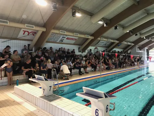 Full fart i bassängen och "gofika" på bordet