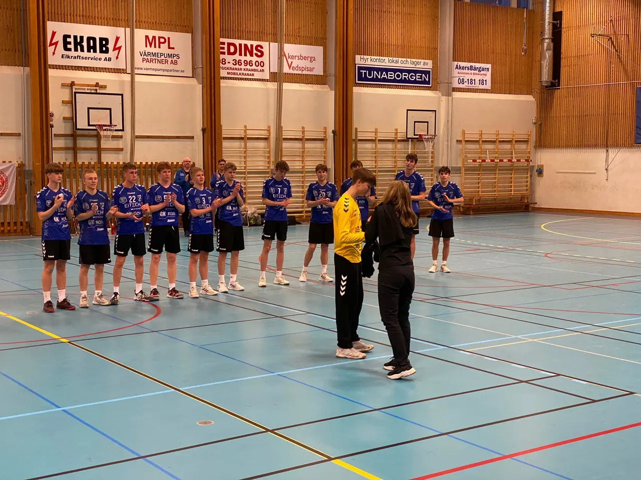 Cesar Wolkert får välförtjänt pris som bäste spelare efter matchen mot Åkersberga.