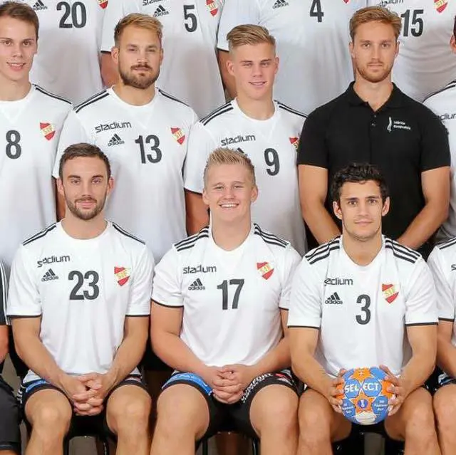 Kevin sittande med nr. 17 på bilden.