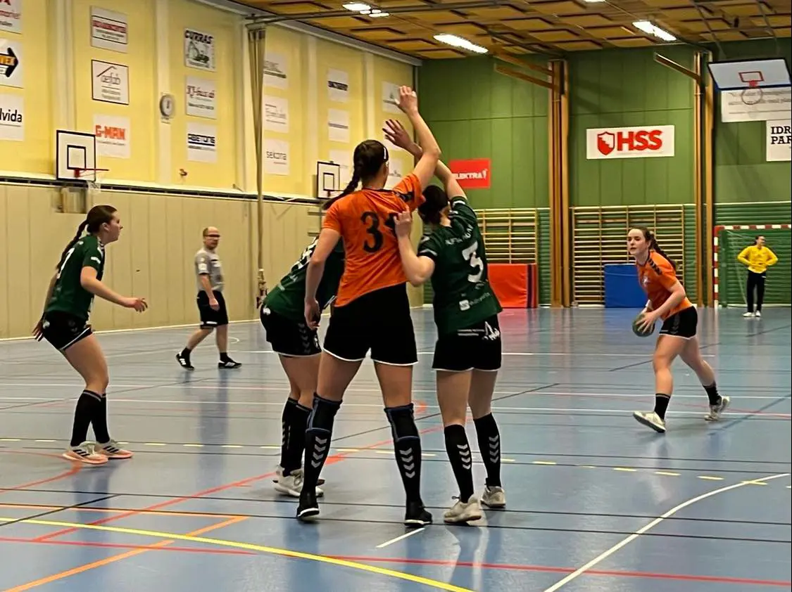 Moa Marklund försöker göra sig spelbar inne på linjen. Bilden kommer från Alfta GIF:s hemsida.