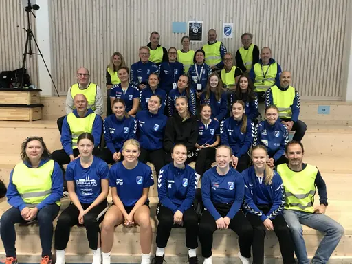Arrangörsgänget och laget tillsammans på läktaren innan vi drar igång samt en bild på laget efter sista matchen