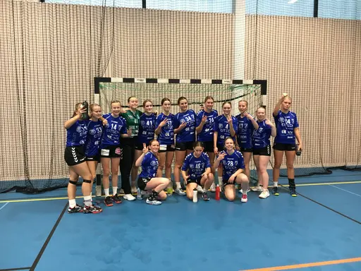 Arrangörsgänget och laget tillsammans på läktaren innan vi drar igång samt en bild på laget efter sista matchen