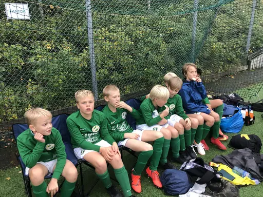 Avbytarbänken kom till stor nytta denna söndag (foton av Micke Hulthen och Anders Tärnell)