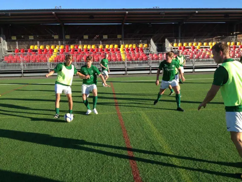 Uppvärmning inför bortamatchen och 2-0 segern mot Bollmora BoIS