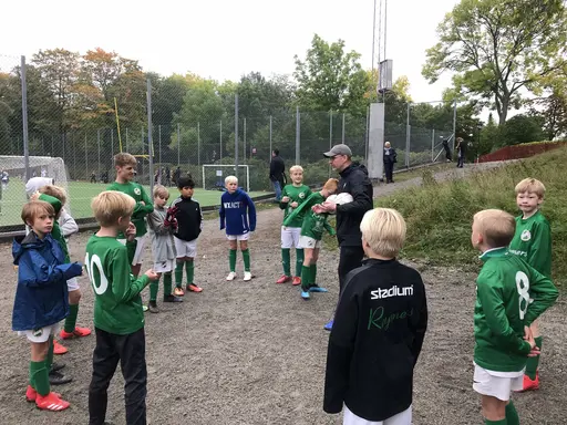 Avbytarbänken kom till stor nytta denna söndag (foton av Micke Hulthen och Anders Tärnell)
