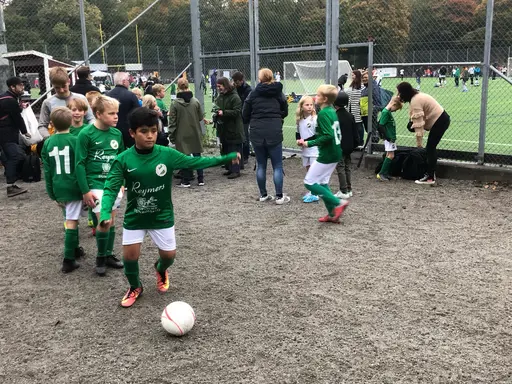 Avbytarbänken kom till stor nytta denna söndag (foton av Micke Hulthen och Anders Tärnell)