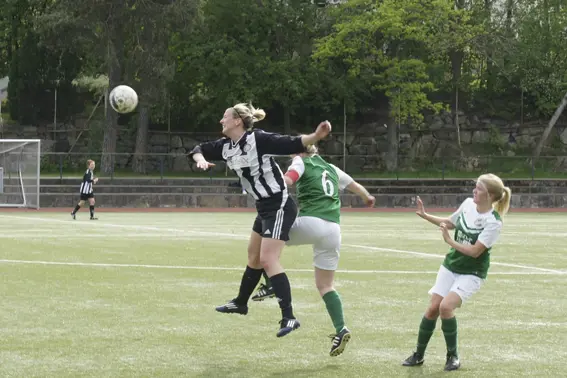 Långholmen FC var huvudet högre än Reymers Damer i lördagens match på Essinge IP.