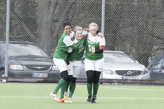 Tvåmålsskytten Lovisa Carlsbecker kramas om av Yanet Birhanu Terfassa och Elin Öhling.