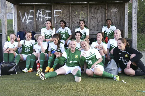 Glada miner efter 6-1-segern mot Hässelby SK FF.