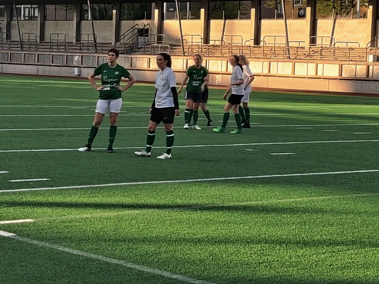 Nadia och Isabella väntar på hörnan