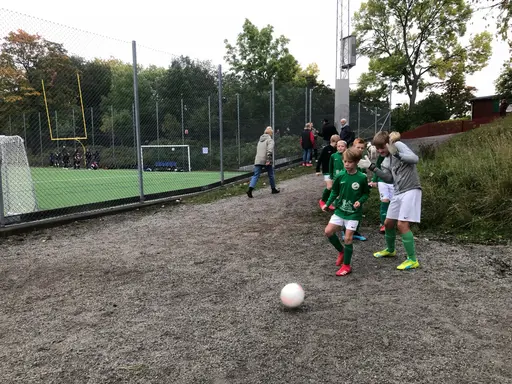 Avbytarbänken kom till stor nytta denna söndag (foton av Micke Hulthen och Anders Tärnell)