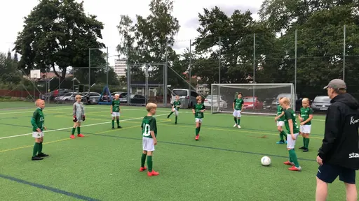 Uppvärmning innan match samt lagfoto (foto: Anders Tärnell)