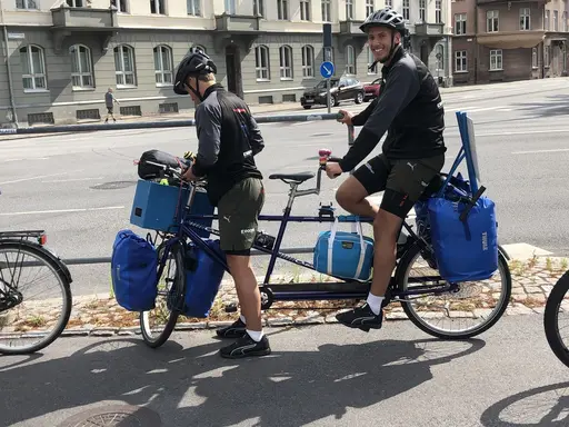 Dag1: 75 personer cyklade med ”The 2 Roadtrippers” till Lomma Beach