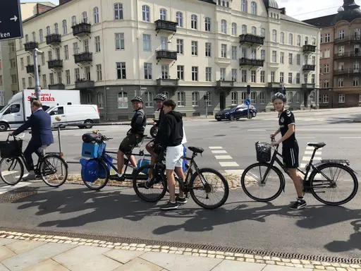 Dag1: 75 personer cyklade med ”The 2 Roadtrippers” till Lomma Beach