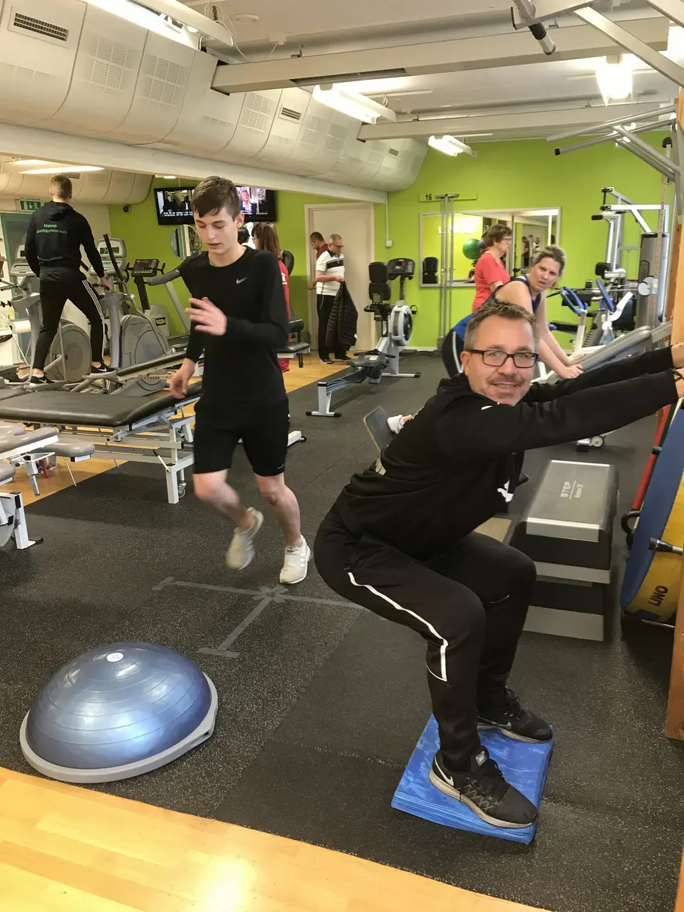 FC Bellevue killarna Gledis och Caspar i full rehabaction på Örestadskliniken