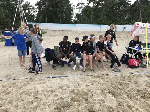 Dagens kommentar inne på tävlingsområdet: " Vilken härlig klubb FC Bellevue är" De äldre spelar tar hand sina yngre spelare"
