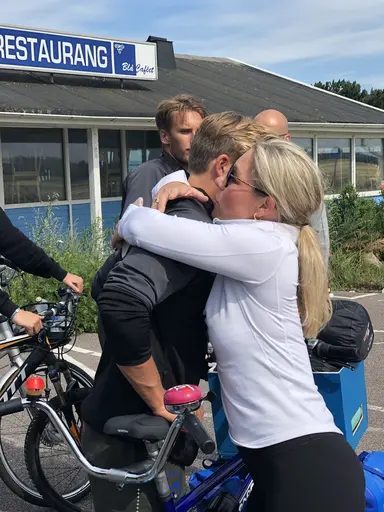 Dag1: 75 personer cyklade med ”The 2 Roadtrippers” till Lomma Beach