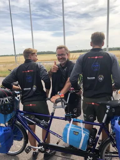 Dag1: 75 personer cyklade med ”The 2 Roadtrippers” till Lomma Beach