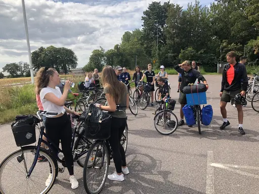 Dag1: 75 personer cyklade med ”The 2 Roadtrippers” till Lomma Beach