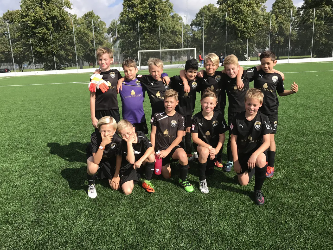 Team P07 på stadion: Isak, Ivar, Alvin, Johannes, Bruno, Elliot, Adam Sittande: Henry, Noel, Ian, Ossian, Fabian