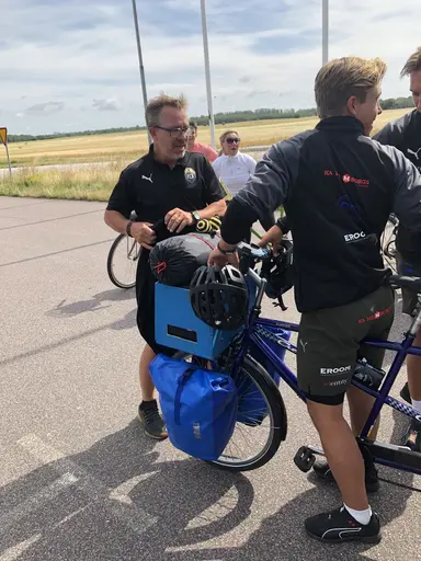 Dag1: 75 personer cyklade med ”The 2 Roadtrippers” till Lomma Beach