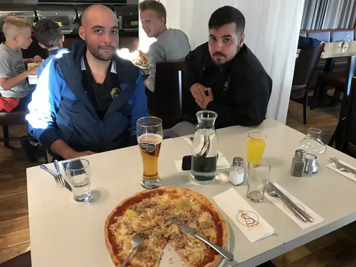 Dagens kommentar inne på tävlingsområdet: " Vilken härlig klubb FC Bellevue är" De äldre spelar tar hand sina yngre spelare"