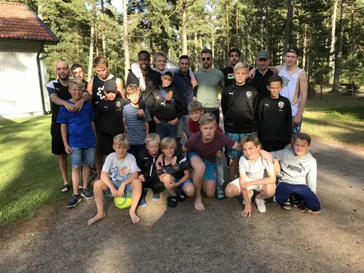 Dagens kommentar inne på tävlingsområdet: " Vilken härlig klubb FC Bellevue är" De äldre spelar tar hand sina yngre spelare"