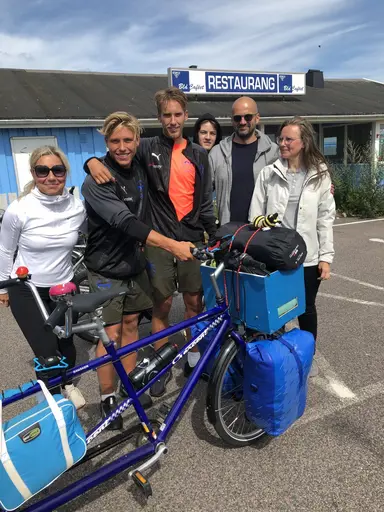 Dag1: 75 personer cyklade med ”The 2 Roadtrippers” till Lomma Beach