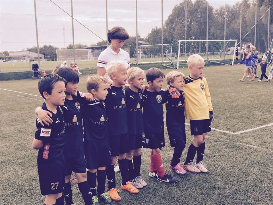 P08: Från vänster - Teo, Wilhelm, Olle, Carl, Gustav, Philip, Olle, Gustav och coach Cecilia