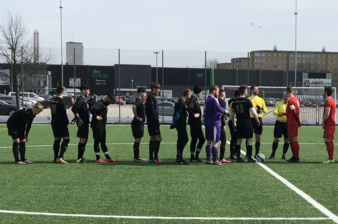 FCBs lagkapten David Ramljak hälsar domare och gästande Skanör välkomna till premiär på Malmö Stadion