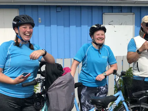 Dag1: 75 personer cyklade med ”The 2 Roadtrippers” till Lomma Beach
