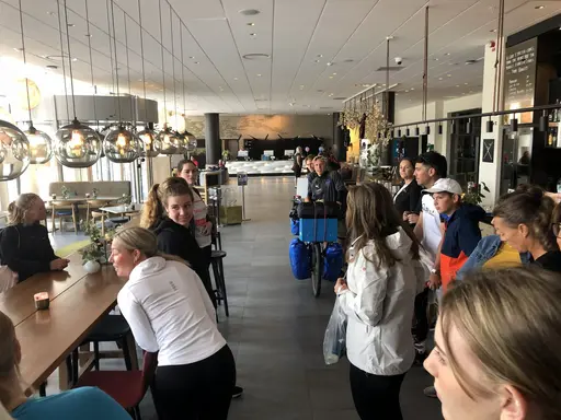 Dag1: 75 personer cyklade med ”The 2 Roadtrippers” till Lomma Beach