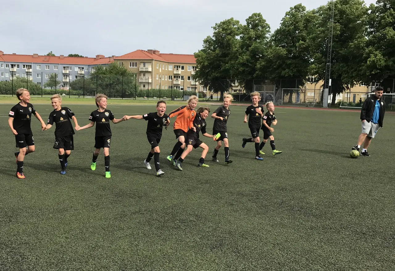 Glada och segerrusiga 07or på Mellanhedens IP kör vågen