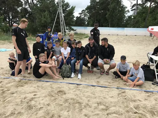 Dagens kommentar inne på tävlingsområdet: " Vilken härlig klubb FC Bellevue är" De äldre spelar tar hand sina yngre spelare"