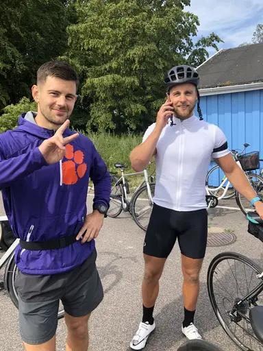Dag1: 75 personer cyklade med ”The 2 Roadtrippers” till Lomma Beach