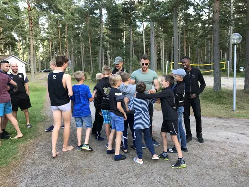 Dagens kommentar inne på tävlingsområdet: " Vilken härlig klubb FC Bellevue är" De äldre spelar tar hand sina yngre spelare"