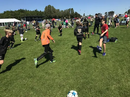 FCBs P07 talanger njuter av soliga fotbollsdagar i Halör Cup