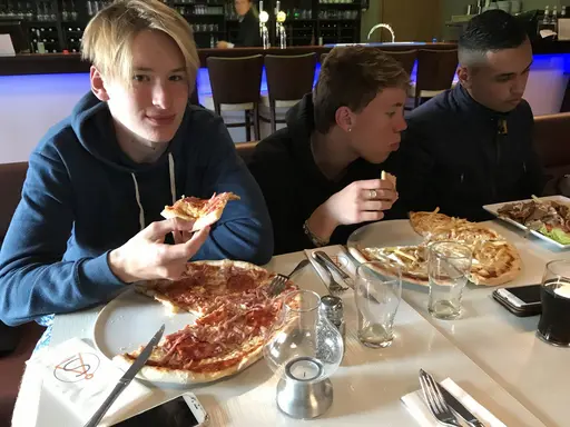 Dagens kommentar inne på tävlingsområdet: " Vilken härlig klubb FC Bellevue är" De äldre spelar tar hand sina yngre spelare"