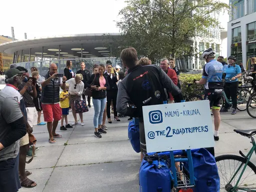 Dag1: 75 personer cyklade med ”The 2 Roadtrippers” till Lomma Beach