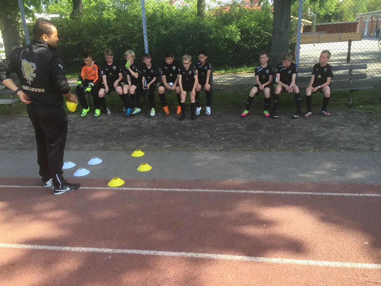 Team P04 på Mellanheden: Coach Nelson håller i taktikgenomgången i halvlek.