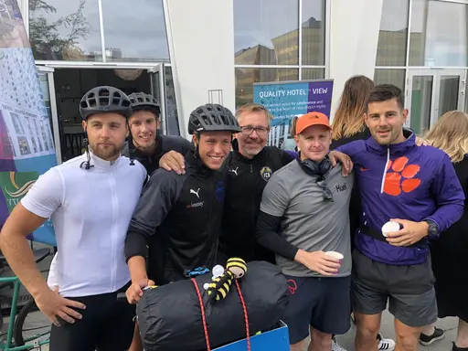 Dag1: 75 personer cyklade med ”The 2 Roadtrippers” till Lomma Beach