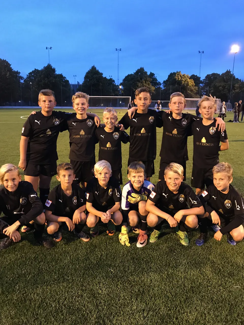 Team P06 på Stadion: Stående vä: Fabian, Oliwer, Max, Kevin, Alex, Måns, Sittande vä: Calle, Theo, Hugo, Svante P, Svante S, Benjamin